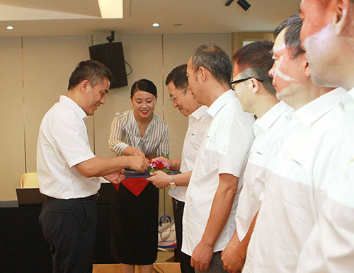 采煤機研究院導(dǎo)師授證1.jpg 采煤機研究院導(dǎo)師授證1.jpg