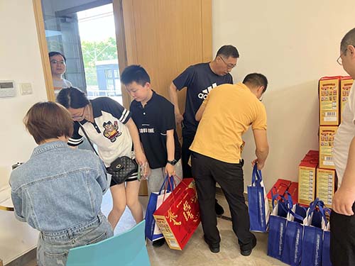 六一—發(fā)放禮品.jpg 童心筑夢 回歸純真 | 創(chuàng)力集團開展“六一”親子活動(圖11)