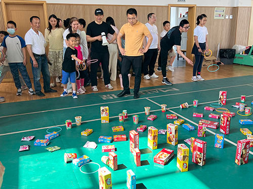 六一—套圈.jpg 童心筑夢 回歸純真 | 創(chuàng)力集團開展“六一”親子活動(圖2)