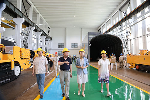 夏日送清涼 | 青浦區(qū)總工會領(lǐng)導(dǎo)赴上海創(chuàng)力集團開展高溫慰問活動(圖2)